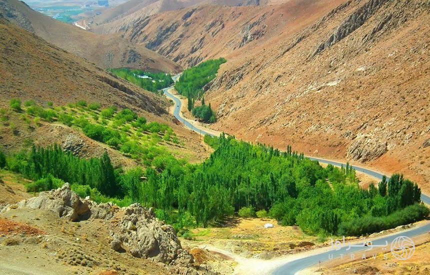 جاده «سپیدان» فارس که راهی پیچ‌درپیچ بین دو کوه است و دو طرف مسیر با درختان سبز احاطه شده. 